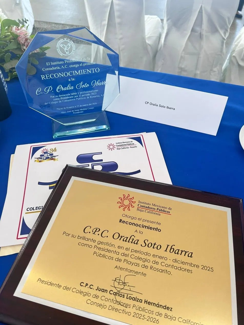 Certificaciones y reconocimientos de la C.P. Oralia Soto Ibarra