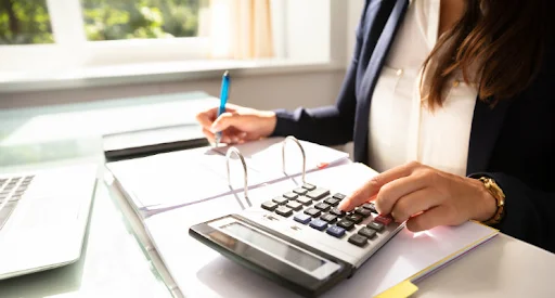 Consulta contable en las oficinas de Contadores y Administradores Soto Ibarra